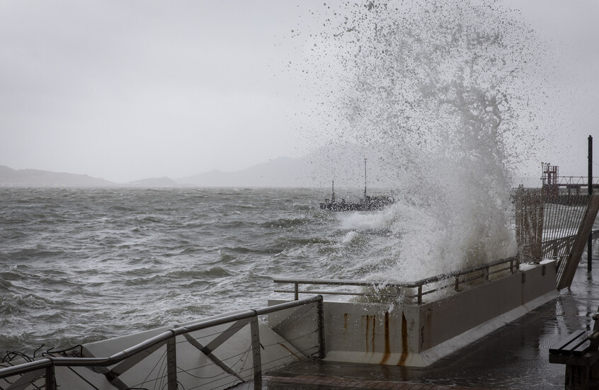 بسبب سيلفي.. اعتقال امرأتين في هونغ كونغ لتعريض طفل للخطر خلال إعصار “راغاسا”