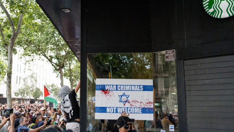 تراجع أرباح “ستاربكس” وإغلاق عدد كبير من الفروع بسبب الحرب الإسرائيلية على غزة 