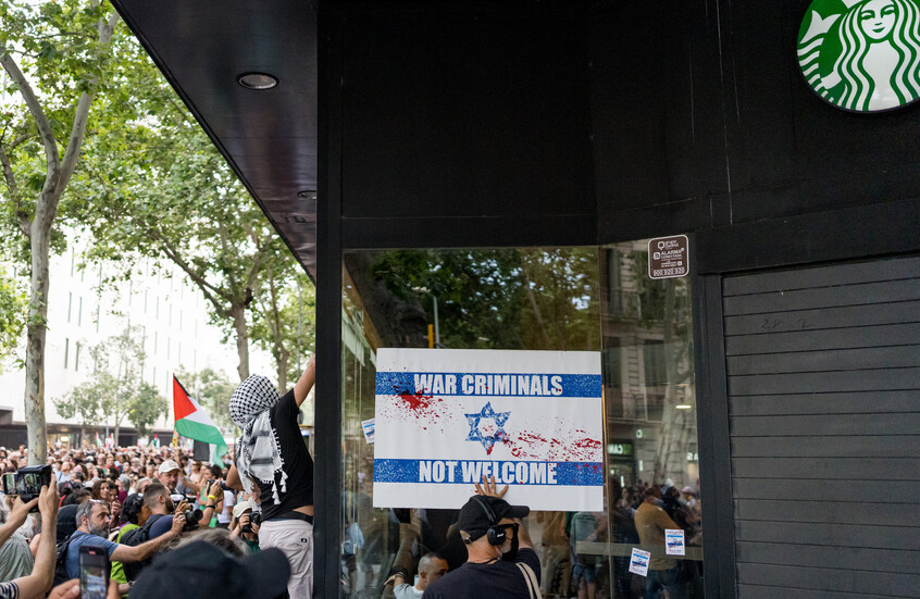 تراجع أرباح “ستاربكس” وإغلاق عدد كبير من الفروع بسبب الحرب الإسرائيلية على غزة 