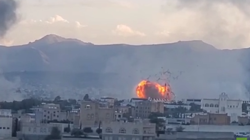 نتنياهو يأمر بقصف صنعاء وهو في طريقه للمشاركة في اجتماع الجمعية العامة للأمم المتحدة