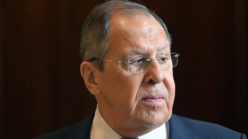 لافروف يصف العقوبات الأحادية الجانب بأنها تهديد للاقتصاد العالمي
