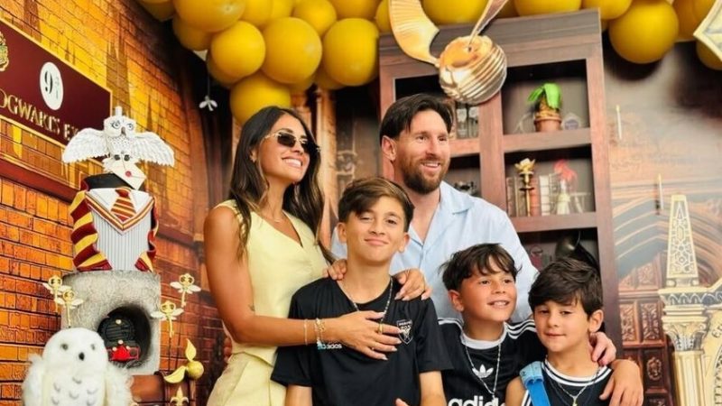 “لست والده!”.. مغنٍ شهير يخرج عن صمته بسبب شبهه الكبير بالنجم الرياضي ميسي (فيديو)