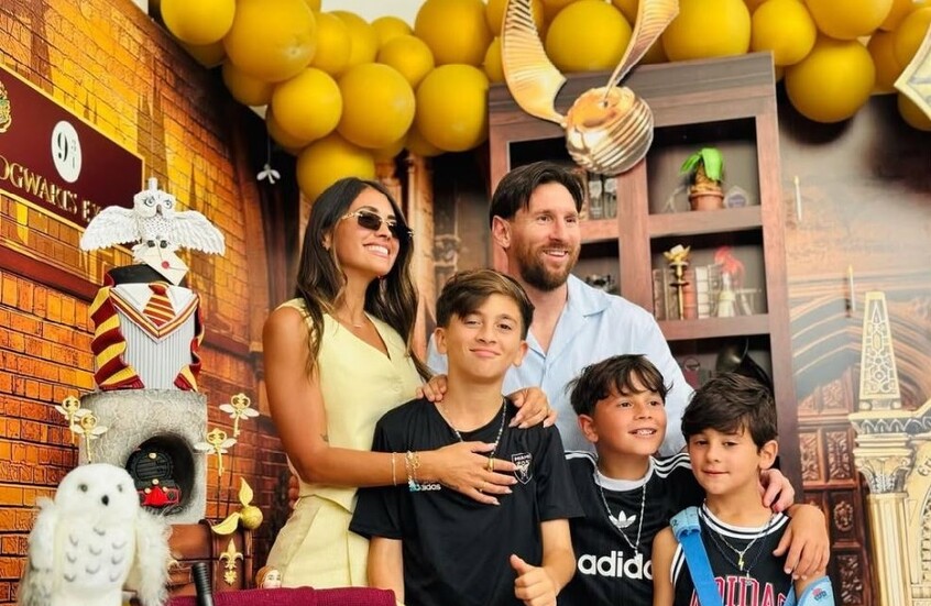 “لست والده!”.. مغنٍ شهير يخرج عن صمته بسبب شبهه الكبير بالنجم الرياضي ميسي (فيديو)