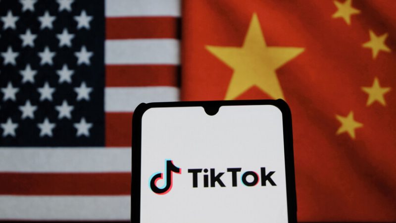 ترامب يوقع أمرا تنفيذيا لنقل “تيك توك” إلى سيطرة شركات أمريكية