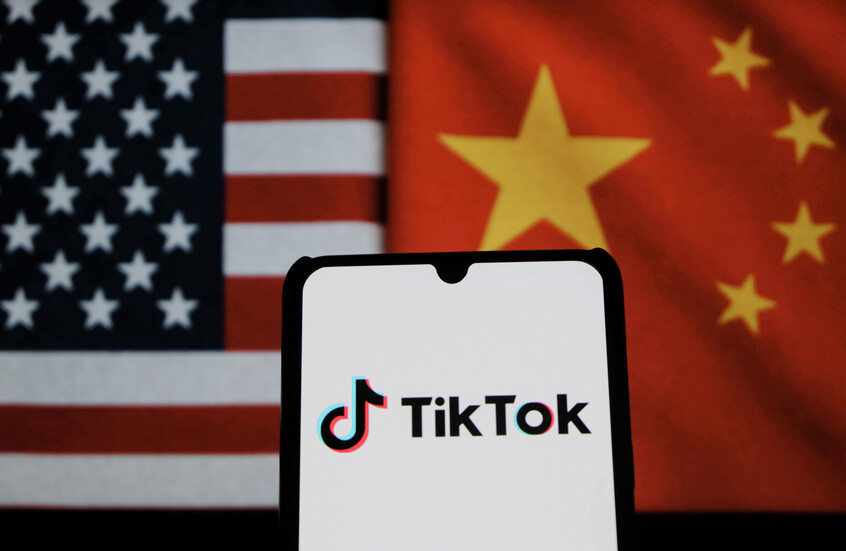 ترامب يوقع أمرا تنفيذيا لنقل “تيك توك” إلى سيطرة شركات أمريكية