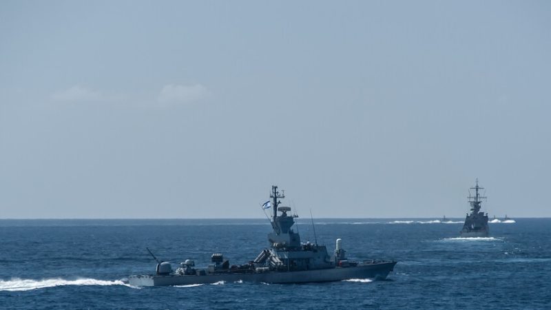 معاريف: مقاتلة إسرائيلية كادت تغرق سفينة حربية قبالة غزة