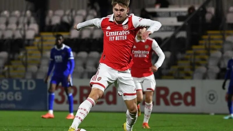 اصطدم بجدار خلال المباراة.. إصابة خطيرة تنهي حياة لاعب أرسنال السابق