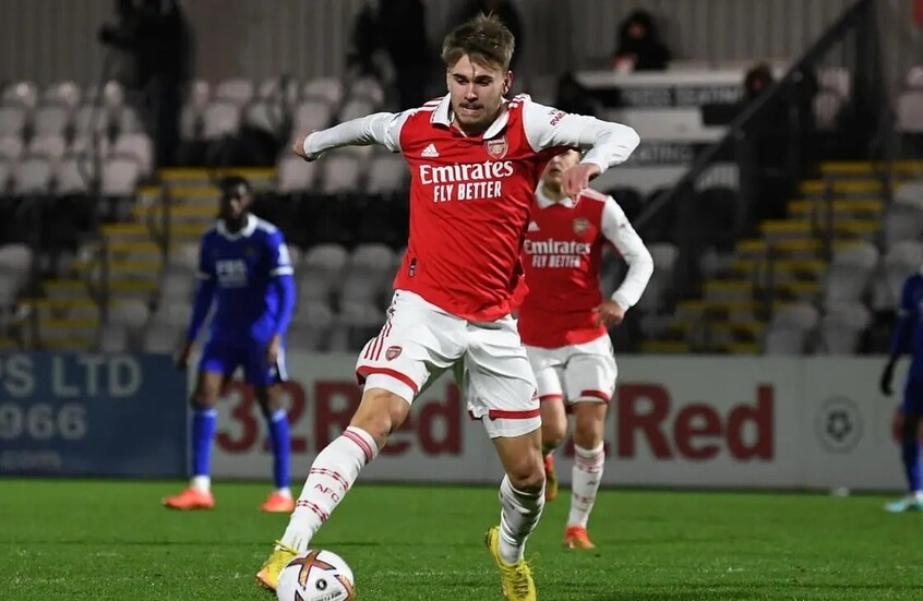 اصطدم بجدار خلال المباراة.. إصابة خطيرة تنهي حياة لاعب أرسنال السابق