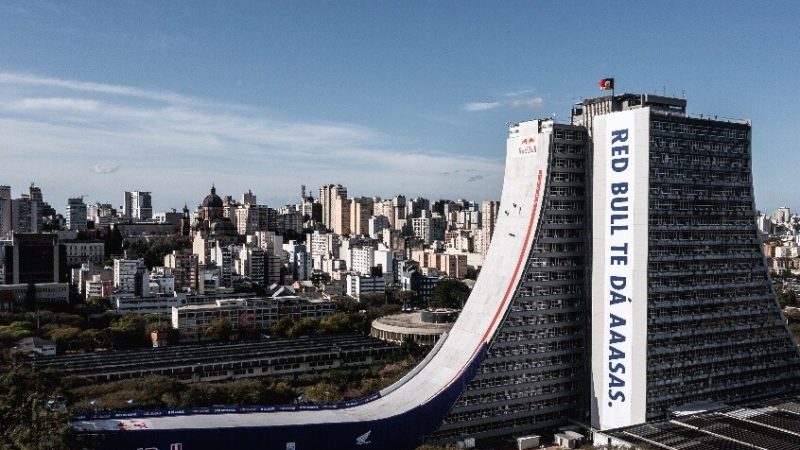 قفزة جنونية على لوح تزلج من ارتفاع 22 طابقا تحطم رقمين قياسيين (فيديو)