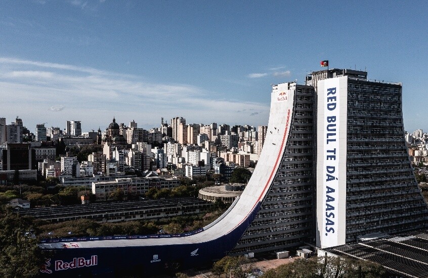 قفزة جنونية على لوح تزلج من ارتفاع 22 طابقا تحطم رقمين قياسيين (فيديو)