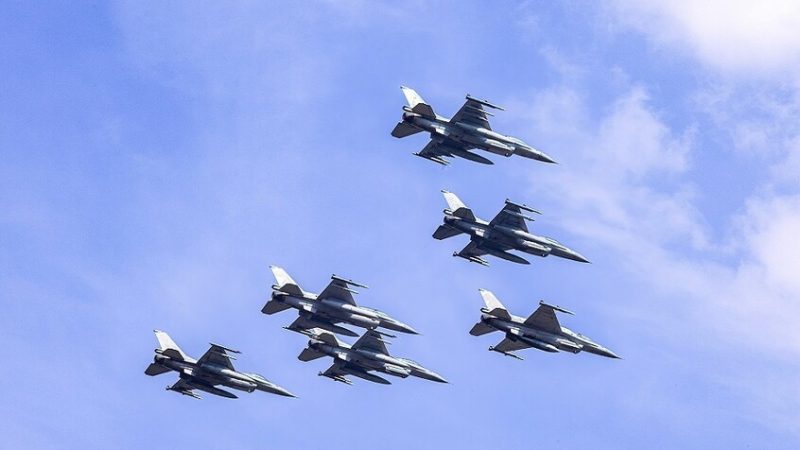 “الناتو” يستنفر طائراته بعد  مزاعم عن رصده “مقاتلات روسية قرب أجوائه”