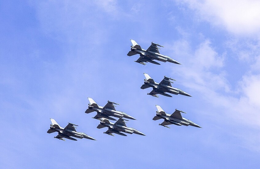 “الناتو” يستنفر طائراته بعد  مزاعم عن رصده “مقاتلات روسية قرب أجوائه”