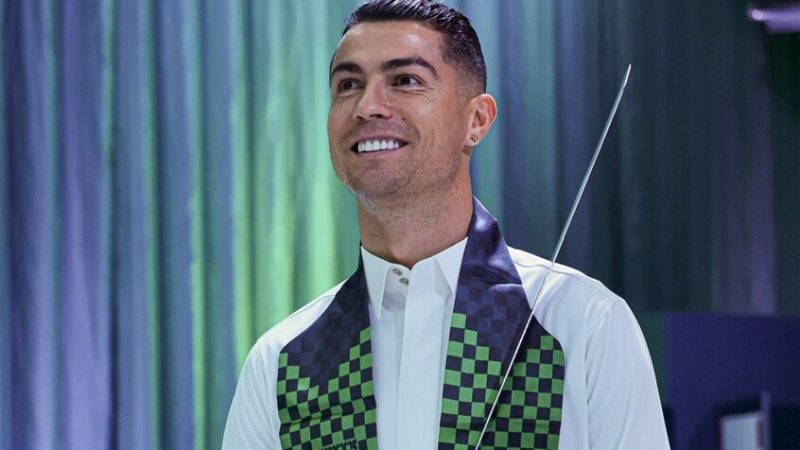 “البشت”!.. الفريان يكرر ما فعله مع رونالدو