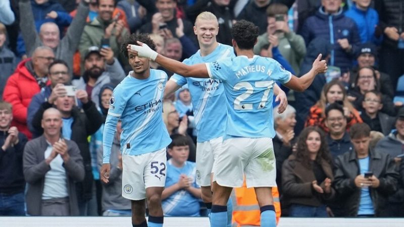 صدق أو لا تصدق.. لاعب بيرنلي يسجل هدفين لمضيفه مانشستر سيتي