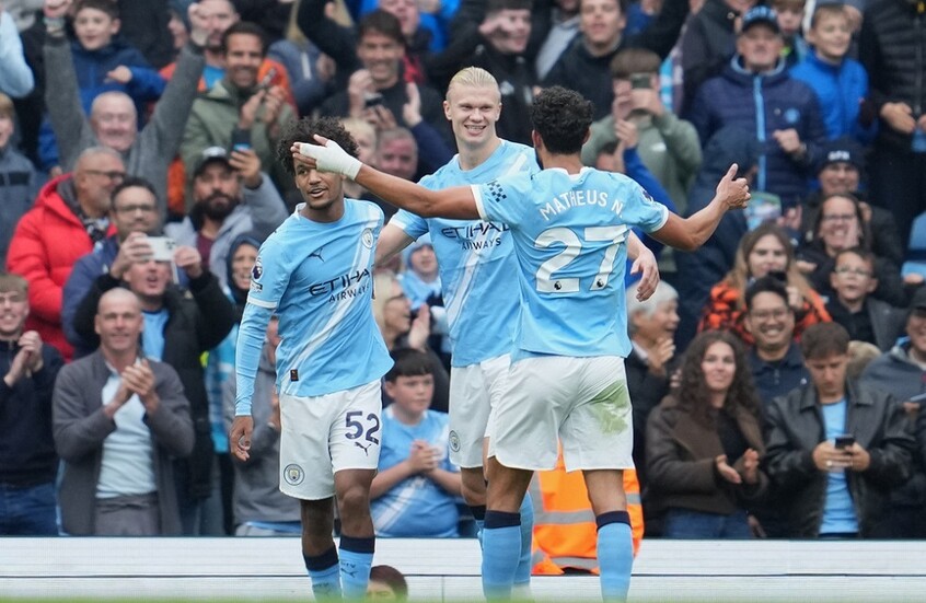 صدق أو لا تصدق.. لاعب بيرنلي يسجل هدفين لمضيفه مانشستر سيتي