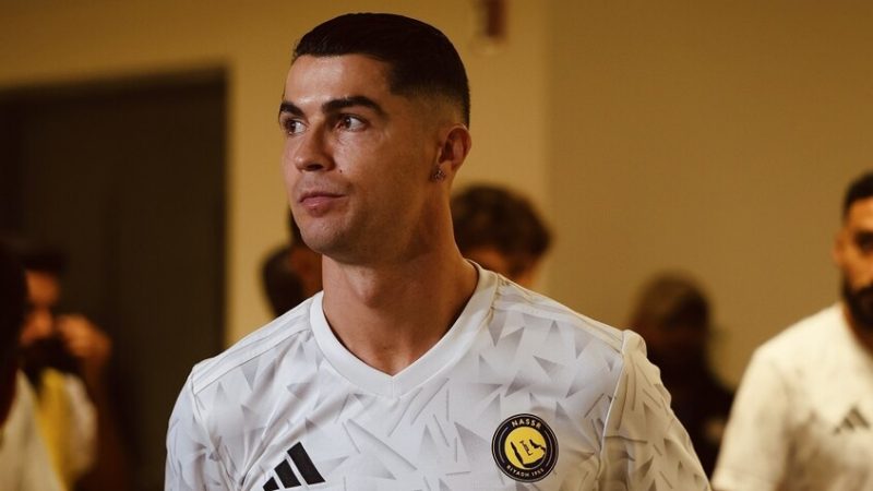 رونالدو يفاجئ صحافيا: أنت لست قويا.. اذهب وتدرب! (فيديو)