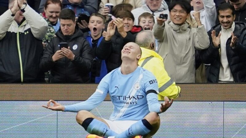 الوحش هالاند يتفوق على نجم مانشستر يونايتد السابق سولشير (فيديو)