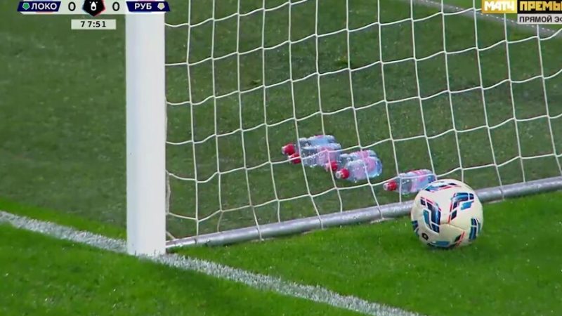 شاهد.. حارس مرمى روبين قازان يرتكب خطأ قاتلا