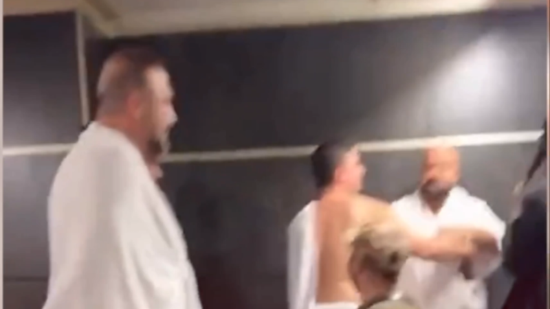مواطن تركي يمنع يهود حريديم من الصلاة في مطار باسطنبول (فيديو)