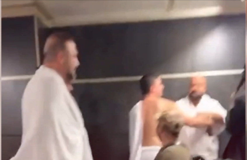 مواطن تركي يمنع يهود حريديم من الصلاة في مطار باسطنبول (فيديو)