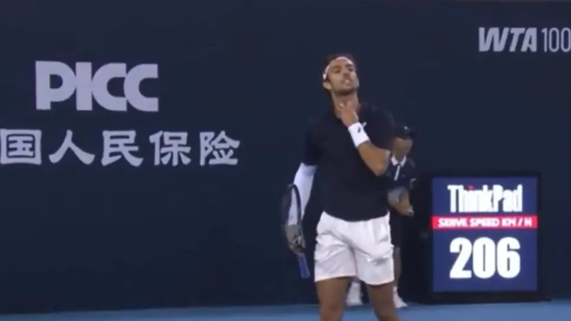 “بسبب السعال”.. لورينزو موسيتي يشتم مشجعين صينيين.. ويعود ليعتذر (فيديو)