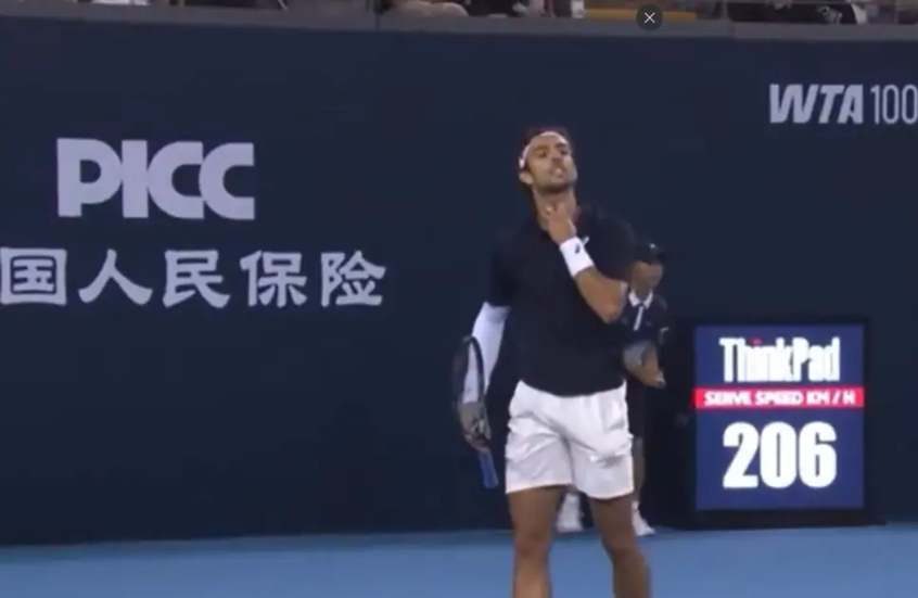 “بسبب السعال”.. لورينزو موسيتي يشتم مشجعين صينيين.. ويعود ليعتذر (فيديو)