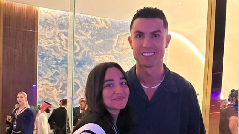 ابنة مطرب مصري شهير تخطف الأضواء بظهورها مع رونالدو (صورة)