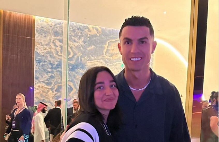 ابنة مطرب مصري شهير تخطف الأضواء بظهورها مع رونالدو (صورة)