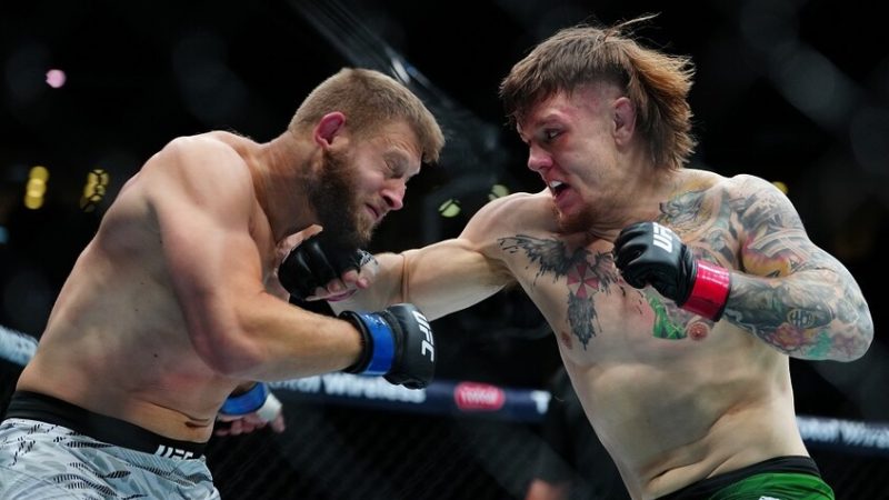 شاهد.. مقاتل أسترالي يجبر متحديه على الاستسلام بطريقة مثيرة