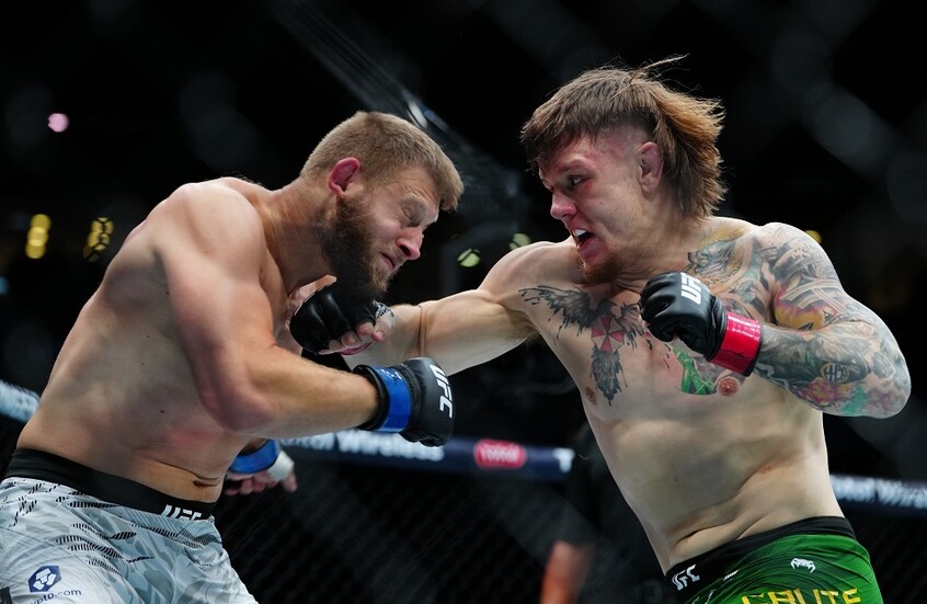 شاهد.. مقاتل أسترالي يجبر متحديه على الاستسلام بطريقة مثيرة