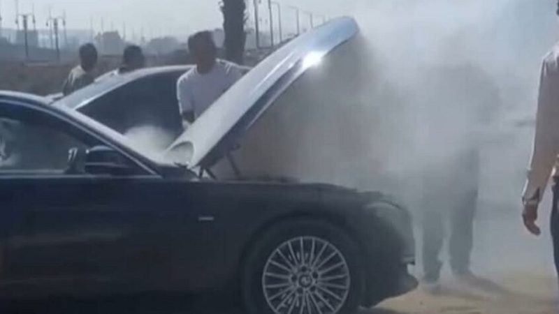 المصري أحمد شوبير ينجو من حريق بسيارته (فيديو)