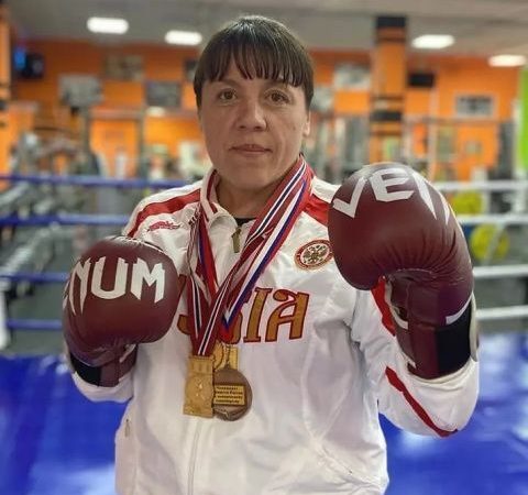 رحيل بطلة العالم في الملاكمة 3 مرات عن عمر 46 عاما