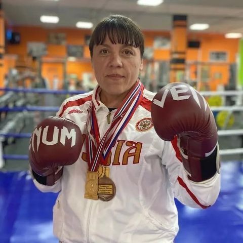 رحيل بطلة العالم في الملاكمة 3 مرات عن عمر 46 عاما