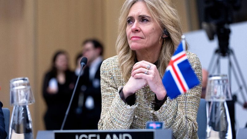 وزيرة خارجية آيسلندا باكية: ما يحدث في غزة تطهير عرقي (فيديو)