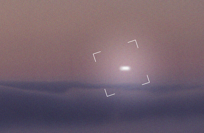 مصور يوثق أجساما غامضة في سماء إحدى المدن البريطانية