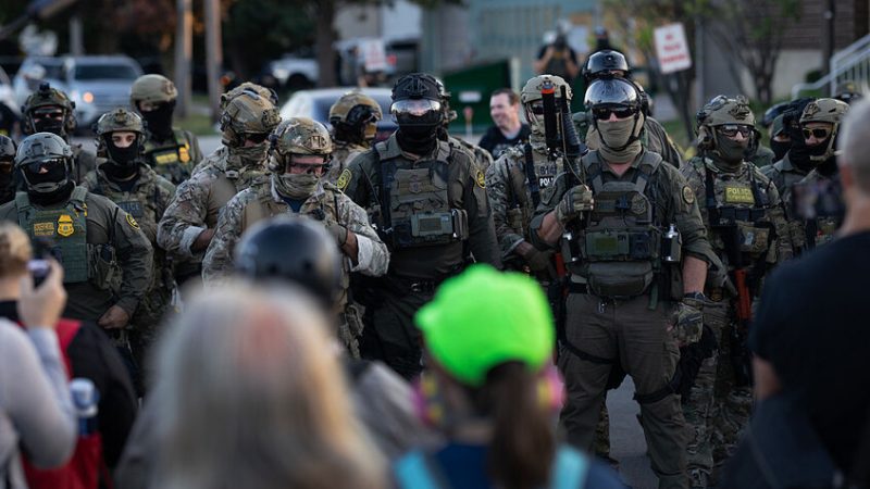 الولايات المتحدة.. عملاء فيدراليون ملثمون يبحثون عن المهاجرين في شيكاغو (صور + فيديو)