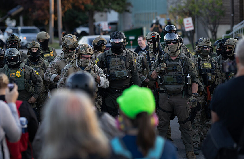 الولايات المتحدة.. عملاء فيدراليون ملثمون يبحثون عن المهاجرين في شيكاغو (صور + فيديو)