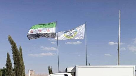 “قسد” ترفع العلم السوري فوق معبر “سيمالكا” الحدودي مع إقليم كردستان (فيديو)