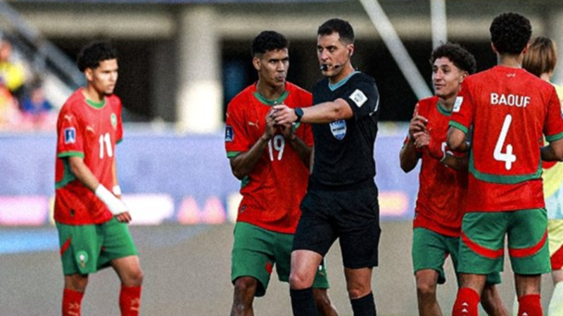 تقنية جديدة للتحكيم  في كرة القدم.. بطاقة خضراء تنقذ المغرب أمام إسبانيا في مونديال الشباب