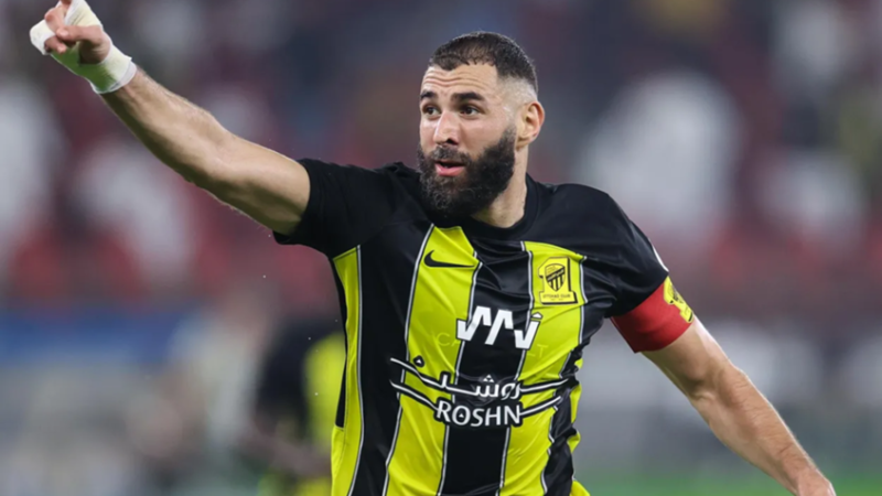 الاتحاد السعودي يرد رسميا على أنباء رغبة بنزيما في الرحيل عن الفريق