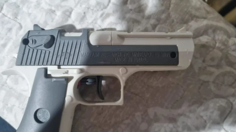 مسدسات إسرائيلية “من نوع آخر” في لبنان والأمن يتحرك (صور)