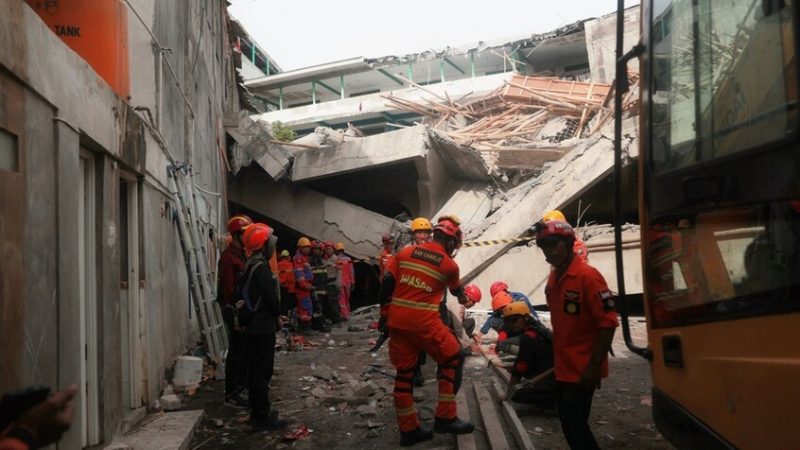 بالفيديو.. قتيل و98 إصابة و7 أطفال عالقين تحت الأنقاض في انهيار مدرسة إسلامية في إندونيسيا