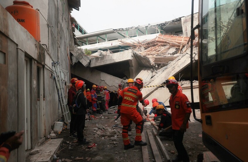 بالفيديو.. قتيل و98 إصابة و7 أطفال عالقين تحت الأنقاض في انهيار مدرسة إسلامية في إندونيسيا