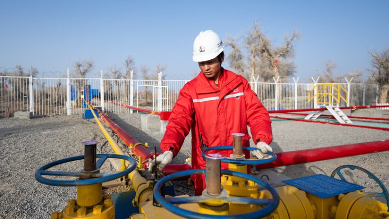 انخفاض أسعار النفط وسط زيادة الإمدادات