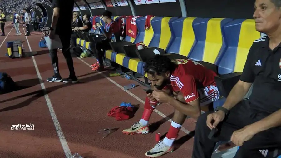 قبلة واقي الساق تكتسح مواقع التواصل.. سر تعويذة حسين الشحات التي دمرت الزمالك (صور)