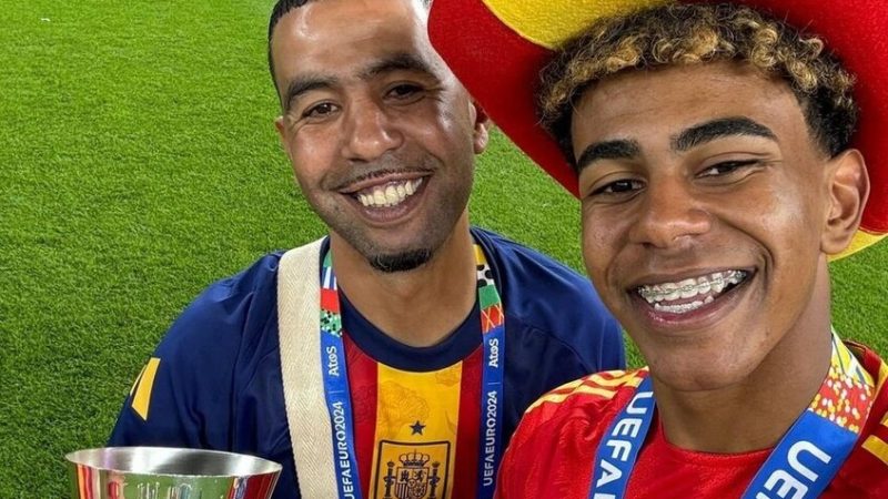 الملعب يصفق للامين جمال.. ووالده يخطف الأضواء بتصريحات مثيرة