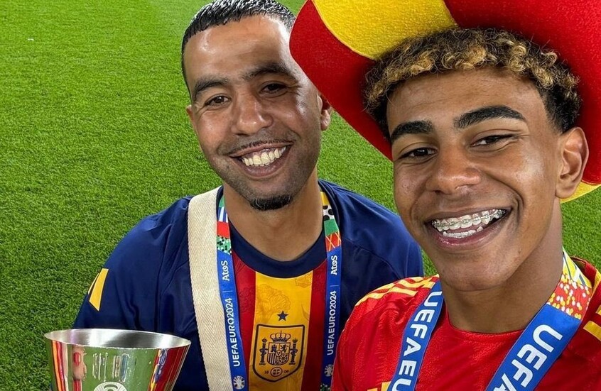 الملعب يصفق للامين جمال.. ووالده يخطف الأضواء بتصريحات مثيرة