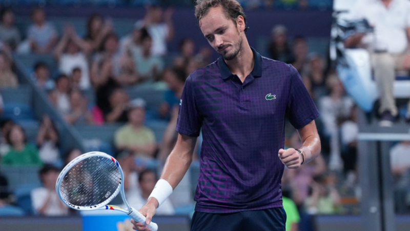 الروسي مدفيديف ينسحب من نصف نهائي بطولة الصين المفتوحة