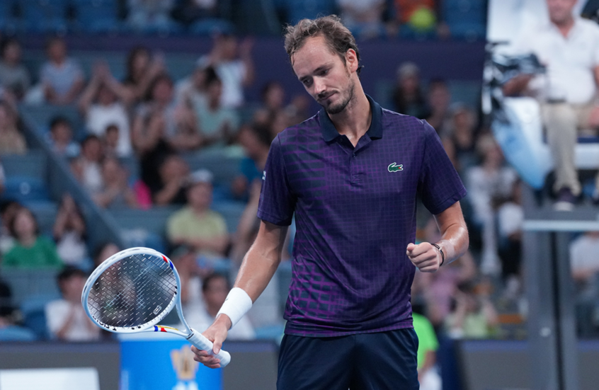 الروسي مدفيديف ينسحب من نصف نهائي بطولة الصين المفتوحة