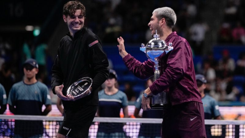 ألكاراز يثأر من فريتز ويتوج ببطولة اليابان المفتوحة